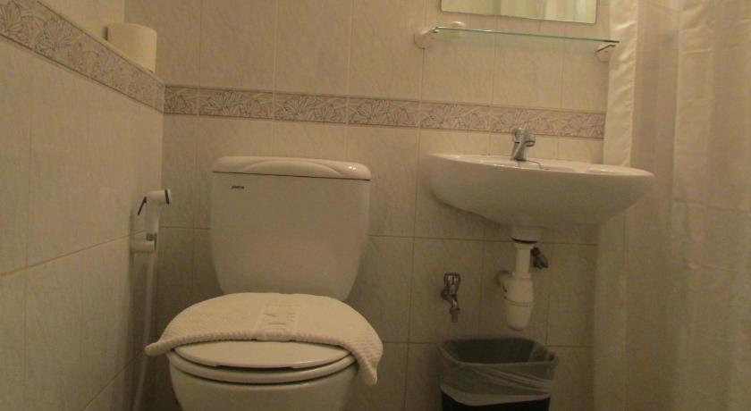 Bathroom, Perak Hotel in Singapore