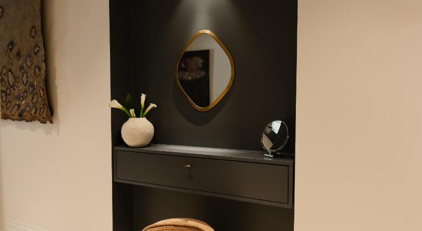 Image of Suite with City View 15