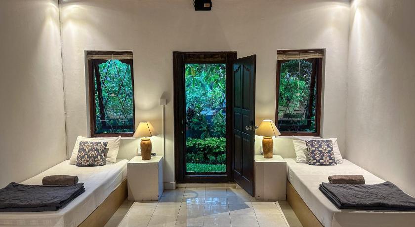 Image of Family Room with Garden View 3