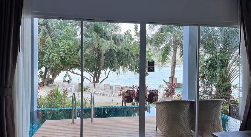 Image of Luxury Double Room Beach Front with Pool 4