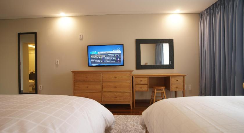 Image of Deluxe King Bed 9