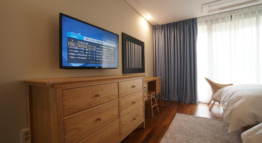 Image of Deluxe King Bed 6