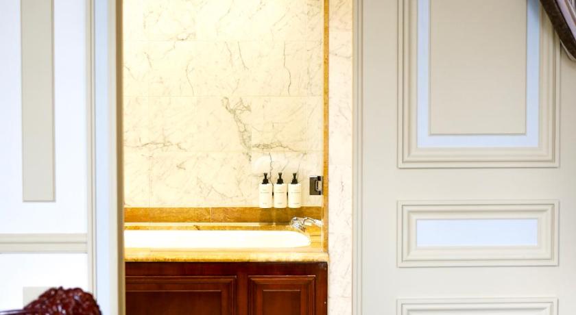 Image of 1 King Junior Suite 10