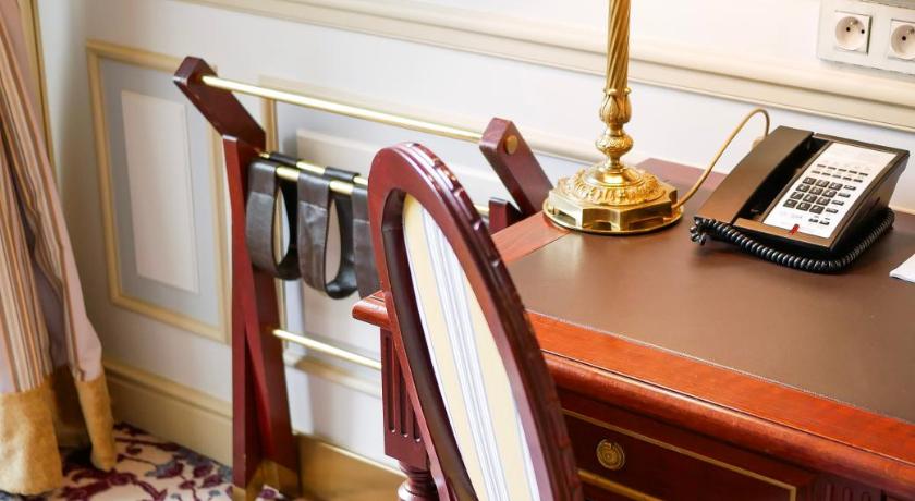 Image of 1 King Junior Suite 11
