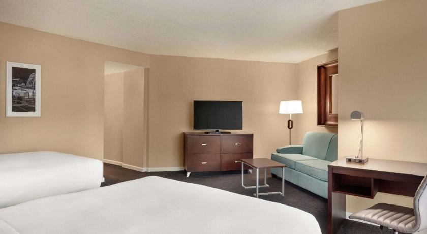 Image of 2 Queen Beds - Corner Room 1