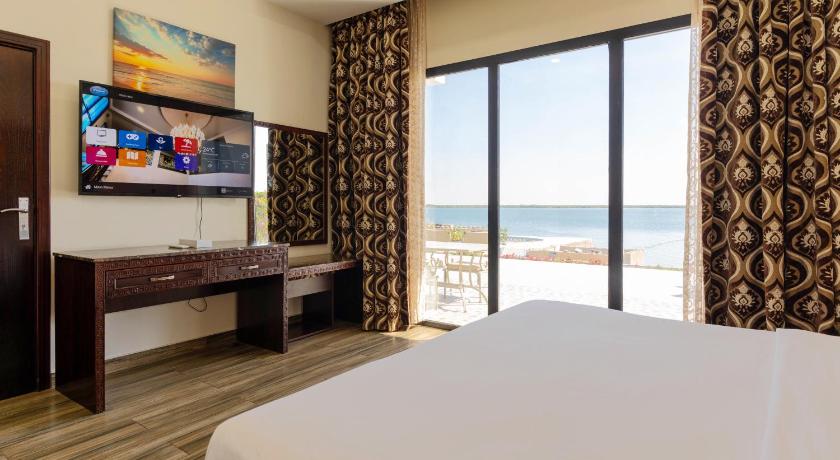 Image of Deluxe King Sea View Room 14