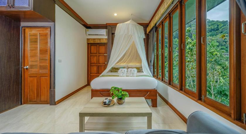 Image of Family Room with Side Sea View 5