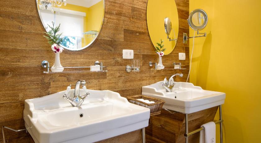 Image of Deluxe Suite with Spa Bath 1