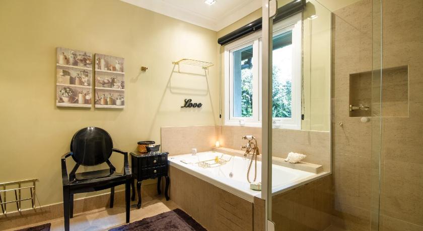 Image of Deluxe Suite with Spa Bath 1