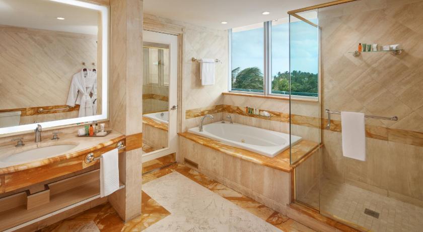 Immagine di 1 KING BEDROOM SUITE OCEANFRONT LARGE BALCONY 3