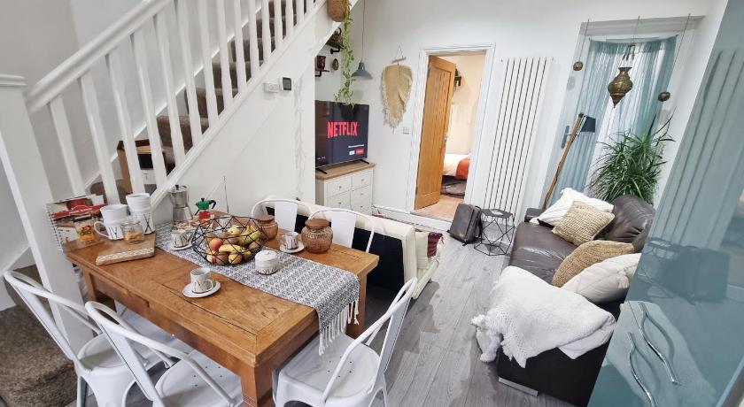 4bed/3bath 8min to London Bridge - image 13