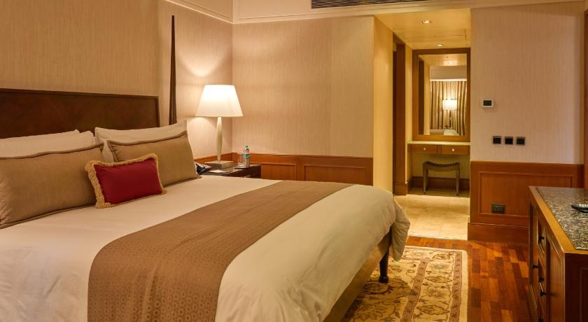 Image of Royal Club Parlor Suite with Bathtub, Airport Transfers, High Tea and Evening Cocktail Hours 4