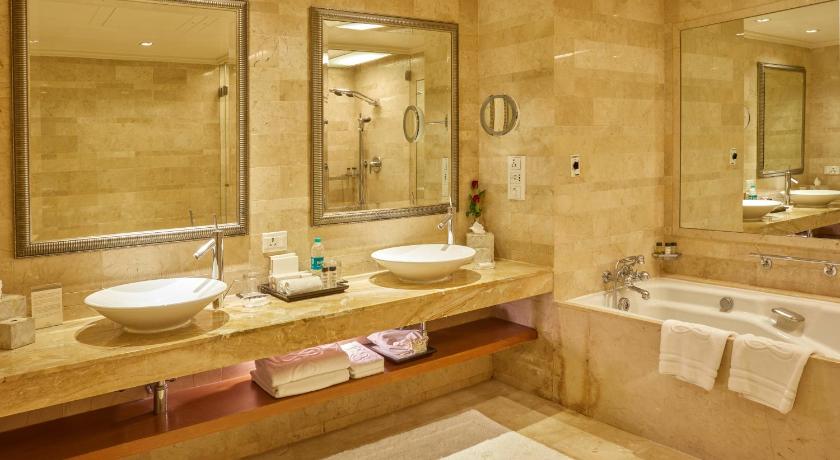 Image of Royal Club Parlor Suite with Bathtub, Airport Transfers, High Tea and Evening Cocktail Hours 2