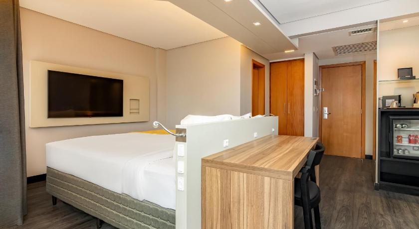 Image of Deluxe Suite with King Bed 7