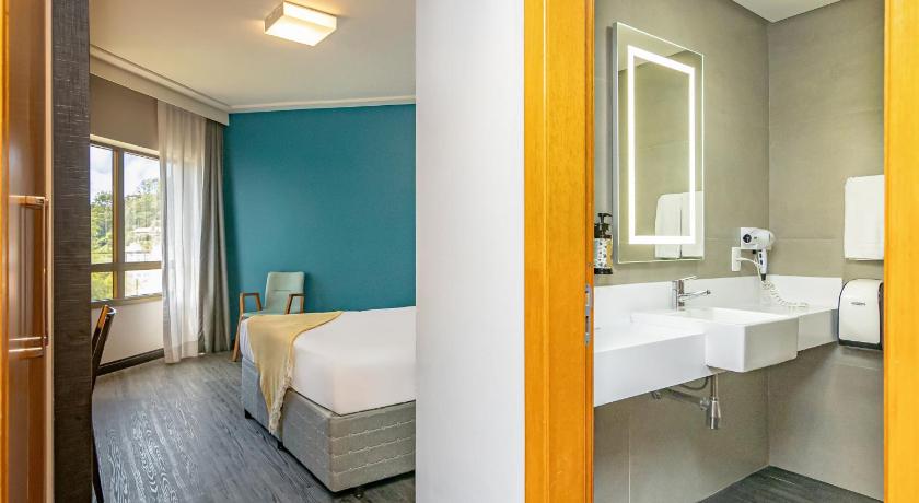 Image of Executive apartment with a queen size bed upper floor modern design 2