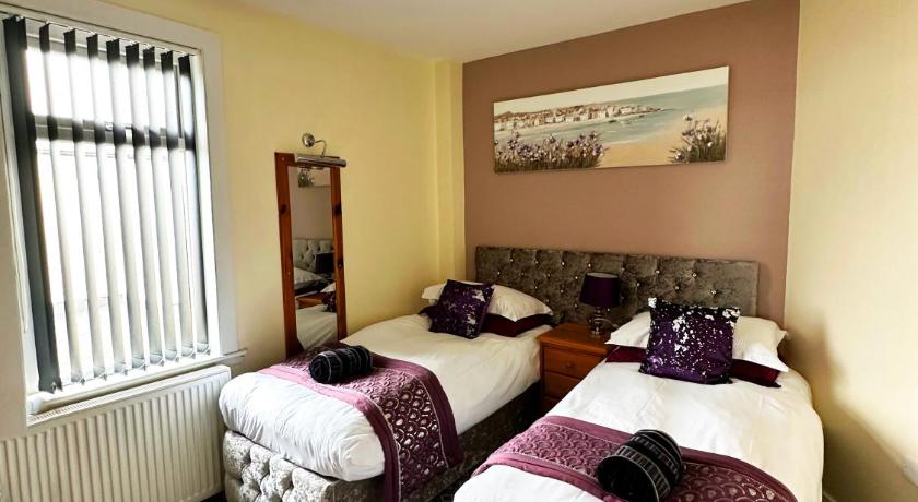 Image of Deluxe Sea View Two Bedroom Family Suite with Balcony 4