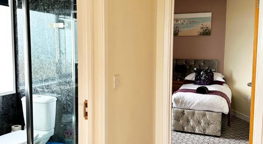 Image of Deluxe Sea View Two Bedroom Family Suite with Balcony 6