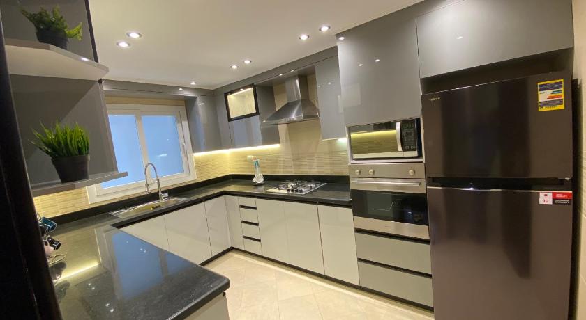 Luxurious Family 5BR Pool View Near Airport! - image 3
