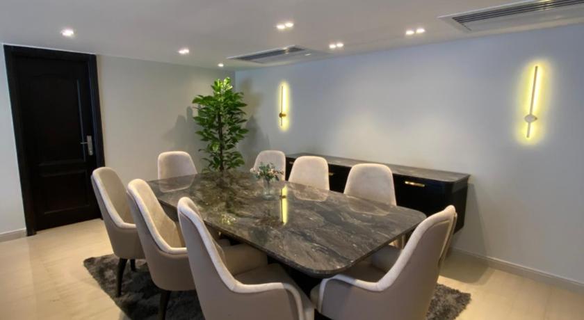 Luxurious Family 5BR Pool View Near Airport! - image 8