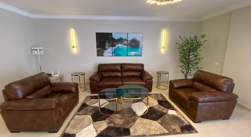 Luxurious Family 5BR Pool View Near Airport! - image 14