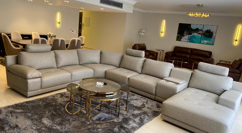 Luxurious Family 5BR Pool View Near Airport! - main image