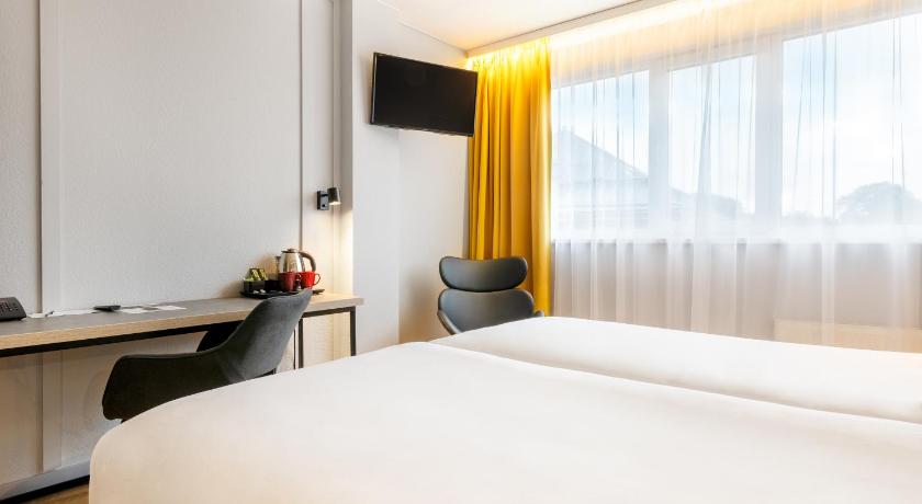 Image of Premium Double or Twin Room with Old Town View 4