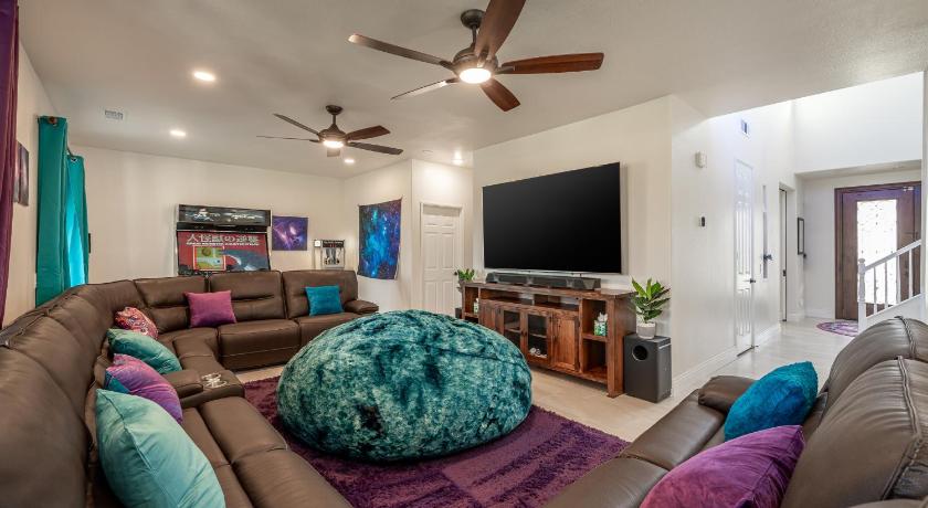 Coachella Play - 6BR Multi-Gen Fun Zone and Retreat with free heated pool