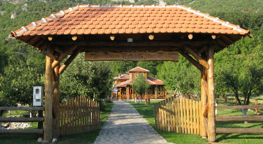 Apartments Izvor Lisine — Hotel in Strmosten