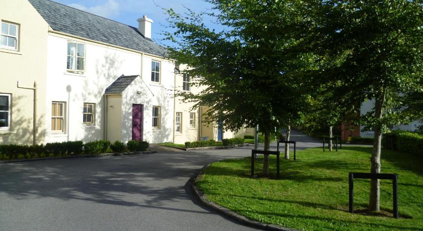 Bunratty Castle Gardens Home — Hotel in Bunratty