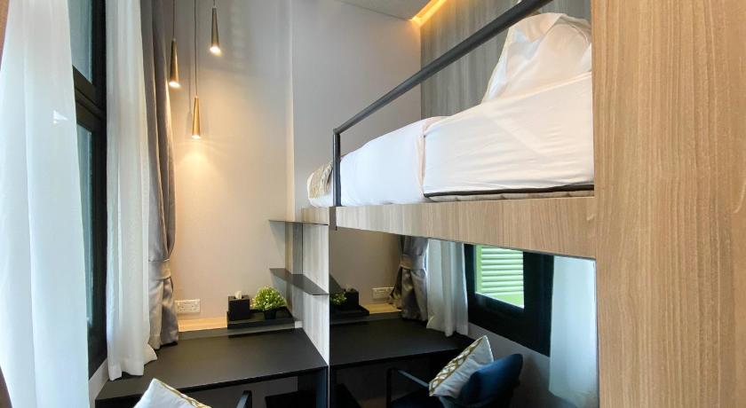 Image of Cabin S with Shared Bathroom and Window 4