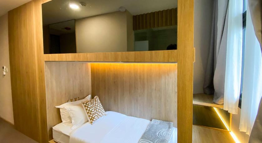 Image of Cabin S with Window and Private Bathroom 4