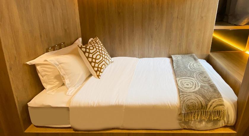 Image of Cabin S with Window and Private Bathroom 11