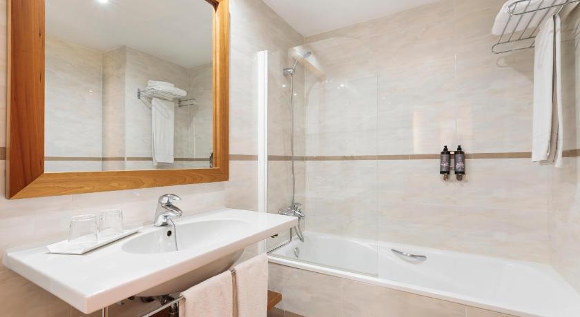 Immagine di Camera Doppia con Letti Separati per 2 Adulti (Twin Room for 2 Adults) 2