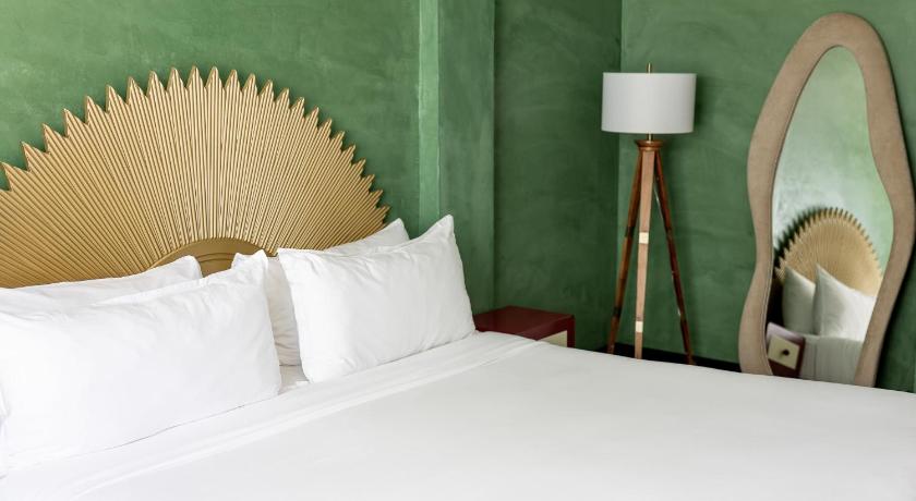 Image of Standard King Room 8