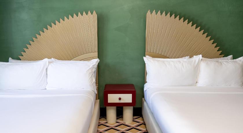 Image of Standard King Room 14