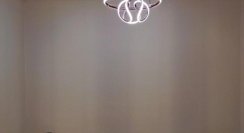 Gold Sky Avenue Hotel - image 4