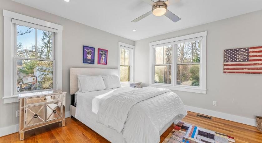 Modern Family Home Walkable to Town