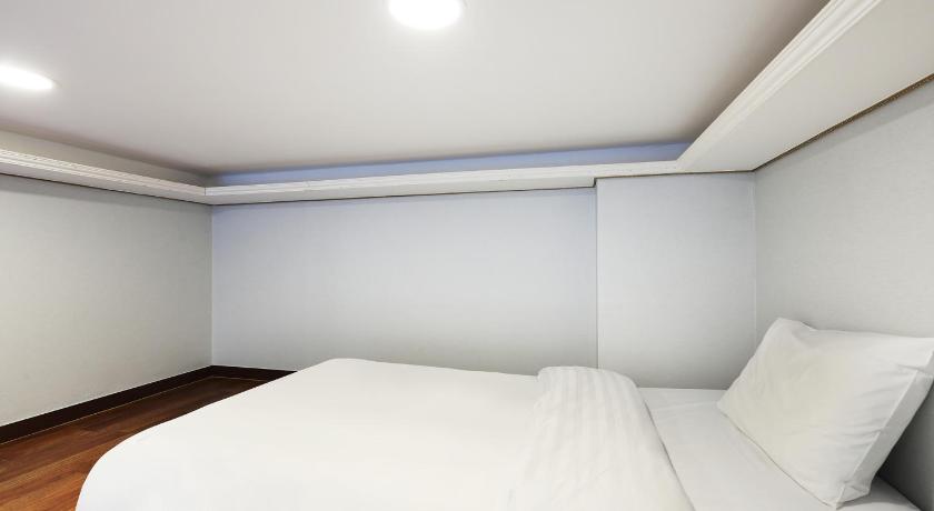 Image of Deluxe Triple 12