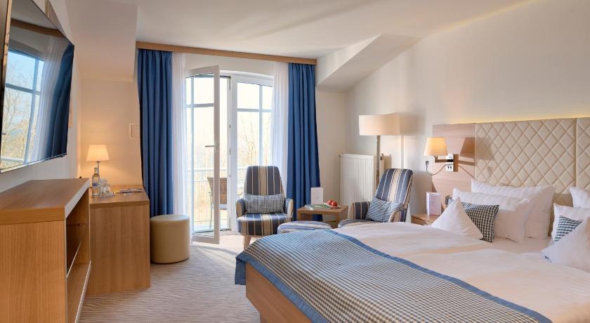 Image of Double Room with Balcony and Direct View of the Sea 3