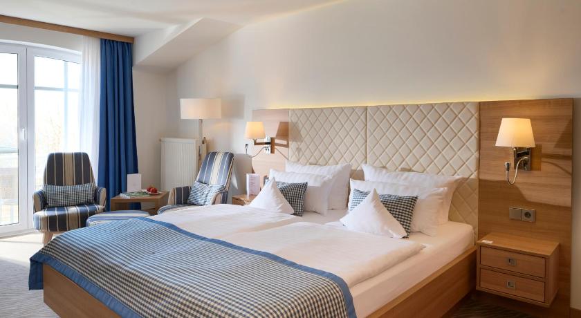 Image of Double Room with Balcony and Direct View of the Sea 4