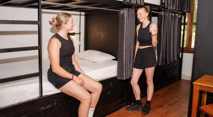 Image of Bed in 6 Bed Room 1