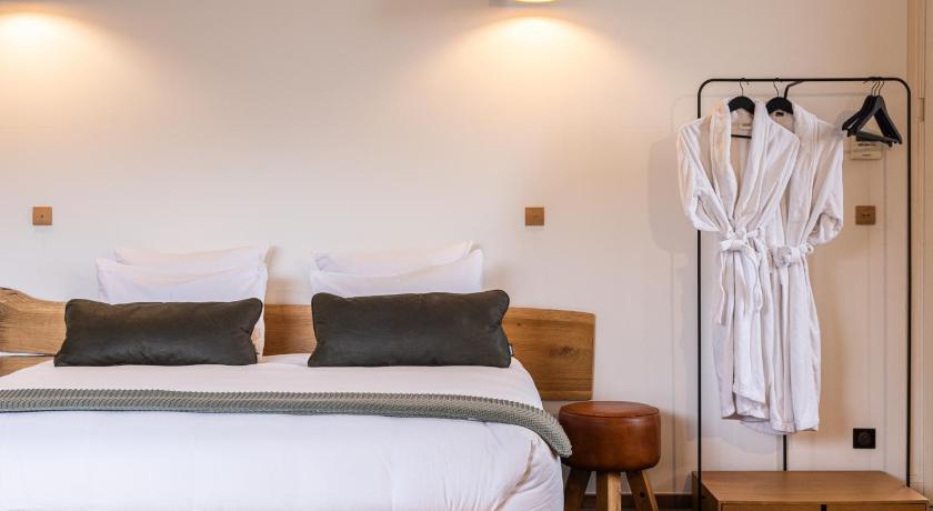 Image of Deluxe Double Room with Balcony 1