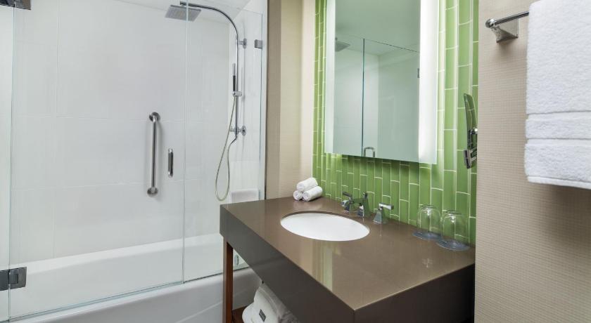 Image of Traditional King Room with Adapted Tub - Mobility and Hearing Accessible 2