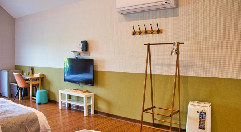 Image of Family Room for 6 People 7