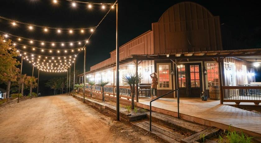 Runaway Bay (TX) Exquisite Modern Lux Cabin Hot Tub FirePit Games 5성급 숙소 외관