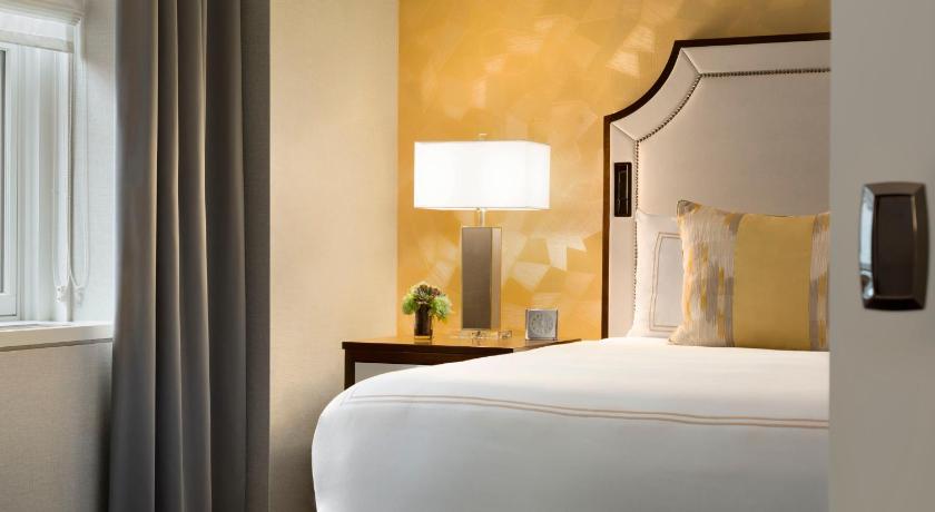 Image of Deluxe King Room with Bay View 8