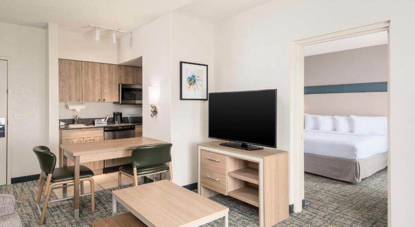Image of 1 KING BED 1 BEDROOM SUITE NONSMOKING 4