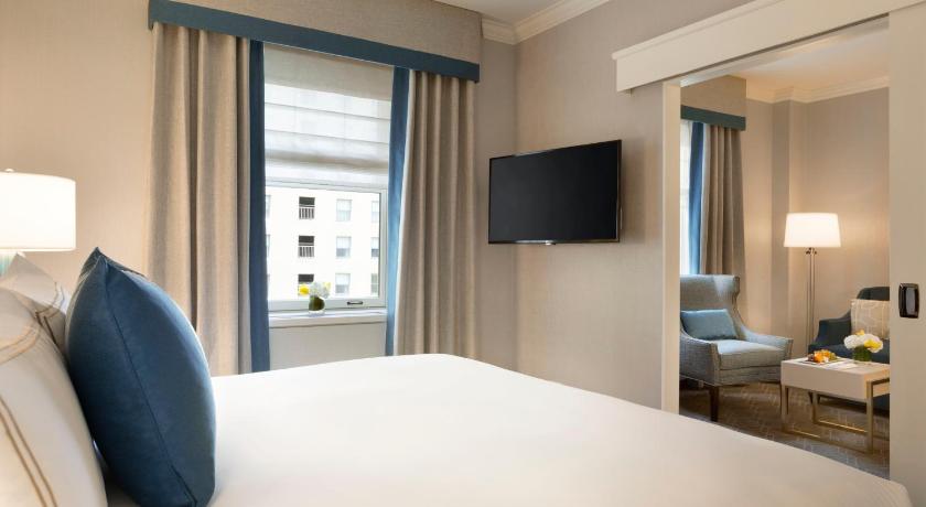 Image of ONE BEDROOM SUITE King Mobility Hearing Accessi ble Tub - 490sf, 45sm. Private living room 8
