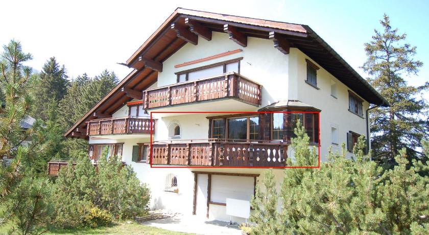 Apartment with ski-in ski-out access and fireplace