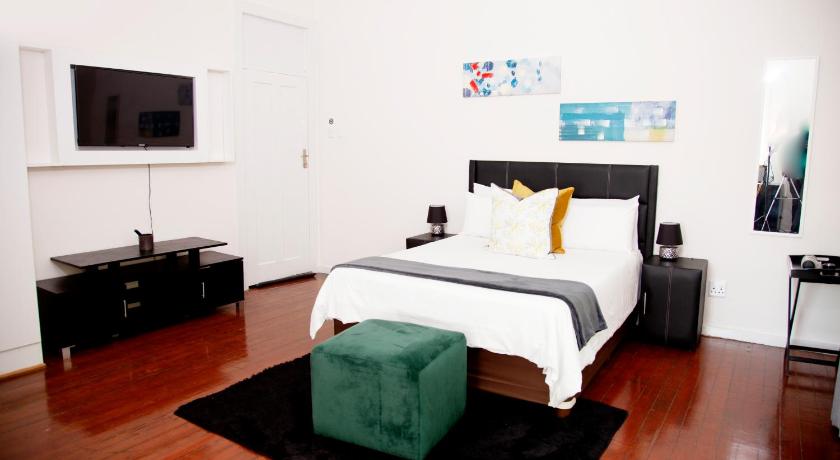 Suite in Houghton - image 12